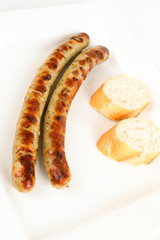 gegrillte Bratwurst mit Brotscheibe
