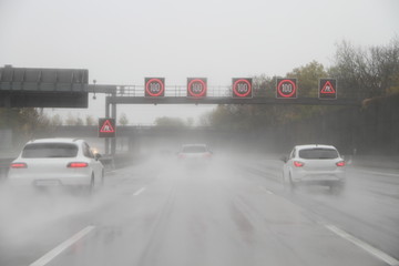 Wasser auf der Autobahn