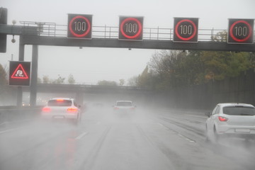 regen auf der Autobahn