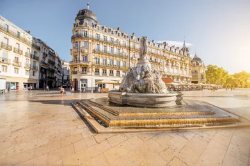Fototapete Historisches Gebäude Blick auf den Comedy-Platz mit dem Brunnen der Drei Grazien im Morgenlicht in der Stadt Montpellier in Südfrankreich