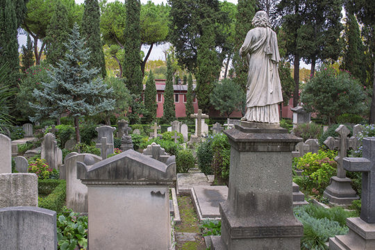 Dettaglio del cimitero acattolico di Roma, detto cimitero degli Inglesi, o anche "cimitero dei protestanti", o nella lingua parlata "cimitero del Testaccio".