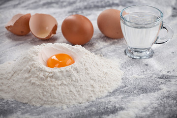 Jajka na stolnicy © Olo