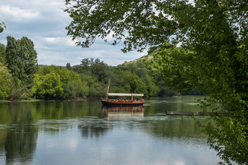 Gabarre sur la rivière Dordogne , France
