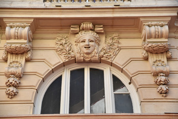 Façade haussmanienne à mascaron à Paris, France