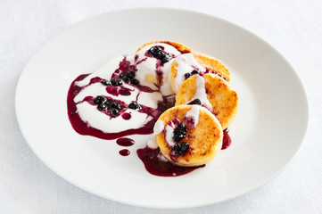 syrniki with yogurt and jam