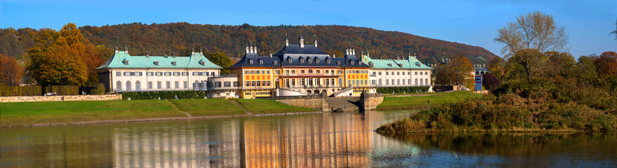 Fototapeta na wymiar Panorama vom Schloss Pillnitz, Sachsen, Deutschland