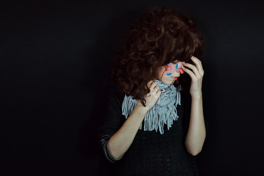 Chica joven asustada con heridas y sangre en la cara 