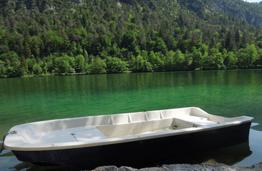 barca in riva al lago