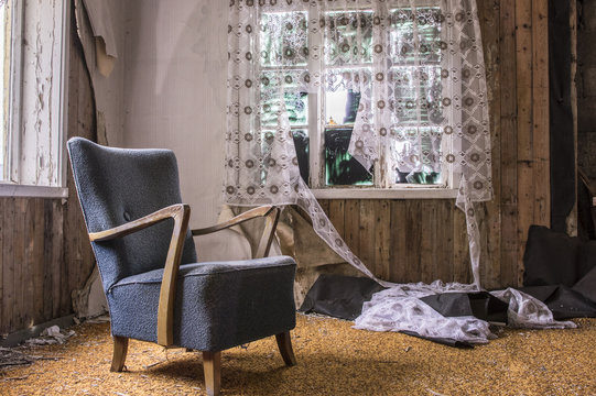 Chambre dans une maison abandonn&eacute;e