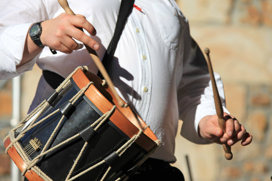 hombre tocando el tambor pa&iacute;s vasco 8044-f17
