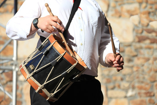 hombre tocando el tambor pa&iacute;s vasco 8046-f17