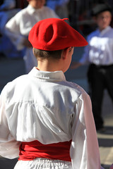 folklore niño dantzari con boina roja baile país vasco 7968-f17