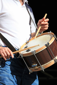 hombre tocando el tambor pa&iacute;s vasco 7964-f17