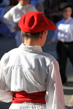 folklore ni&ntilde;o dantzari con boina roja baile pa&iacute;s vasco 7968-f17