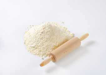 Fototapeta na wymiar pile of wheat flour and rolling pin