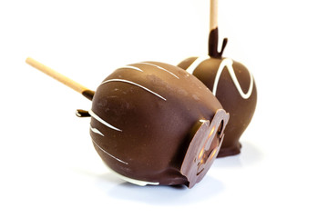 schokoapfel schokoäpfel schokoladenapfel  schokoladenäpfel isoliert freigestellt auf weißen...
