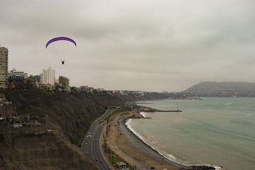 parapente volando sobre la linea costera de lima, Peru