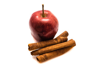 Apfel mit Zimtstangen