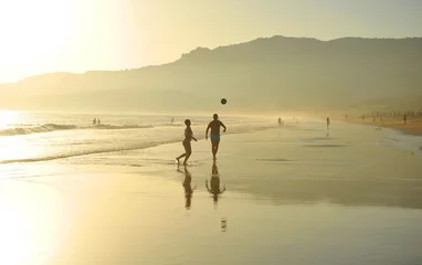 Crédence de cuisine en verre imprimé Plage de Bolonia, Tarifa, Espagne Pareja jugando con un balón en la playa de Bolonia, costa de Cádiz, España
