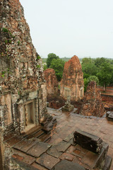 Naklejka premium Ceglane wieże sanktuarium świątyni Pre Rup w Angkor w Kambodży. Centralna wieża po lewej stronie.