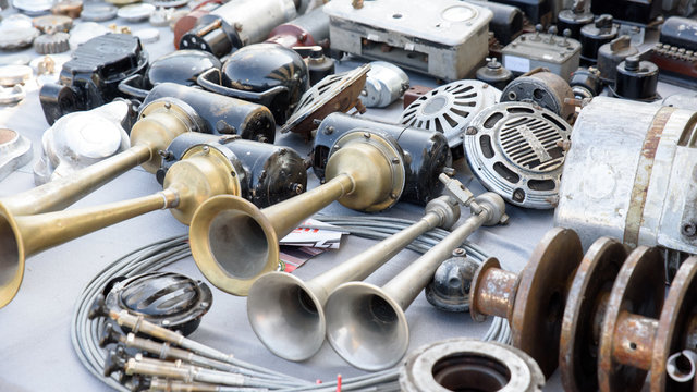 Diverse Autoteile auf einem Ersatzteilmarkt f&uuml;r Youngtimer und Oldtimer