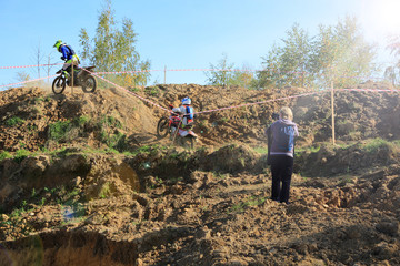 Enduro, motocykliści na motorach crossowych i fotografem. © Stanisław Błachowicz