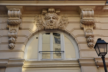 Fenêtre à mascaron sur immeuble haussmannien à Paris, France