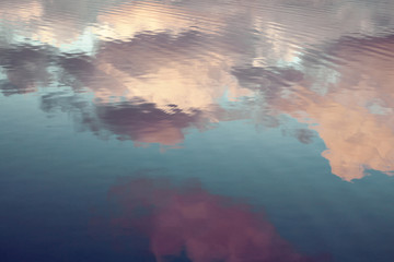 reflection of blue sky with white clouds in water, abstract background. - obrazy, fototapety, plakaty