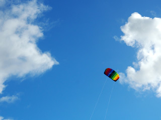 Bunter Lenkdrachen vor blauem Himmel
