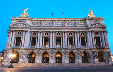 Fototapeta na wymiar The Opera National of Paris at night.