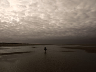 Einsames Kind am Strand