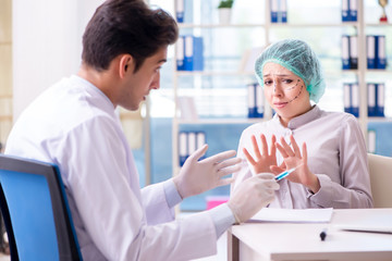 Obraz premium Plastic surgeon preparing for operation on woman face