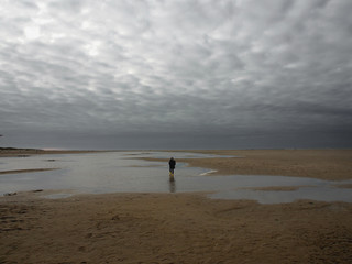 Einsames Kind am Strand