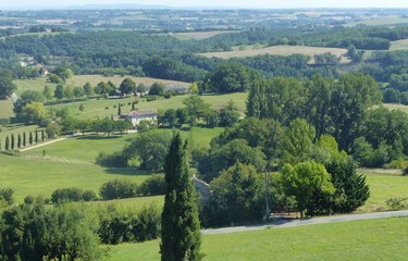 Fototapeta na wymiar Paesaggio verdeggiante dell'Occitania nel sud ovest della Francia