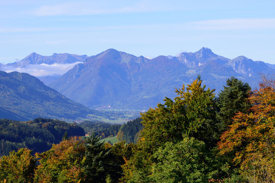 Blick im Herbst vom Hochberg bei Siegsdorf auf die Chiemgauer Alpen mit Kampenwand und Geigelstein