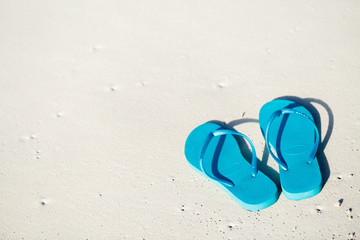 Fototapeta na wymiar Flip flops on a tropical beach