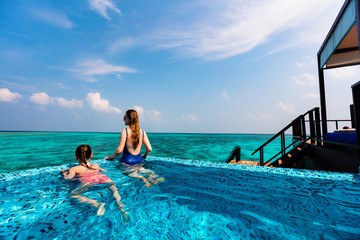 Obraz premium Mother and daughter at resort