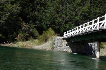 Pont de bois au dessus d'un ruisseau de montagne