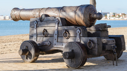 Ca&ntilde;&oacute;n apuntando al mar en la playa de  Roses, Catalu&ntilde;a