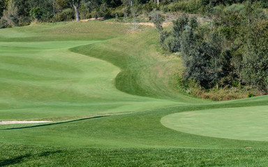 Mujer golfista en Campo de golf en PGA Girona, España