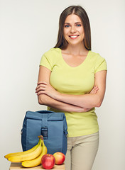 Young woman lunch bag with vegetables.