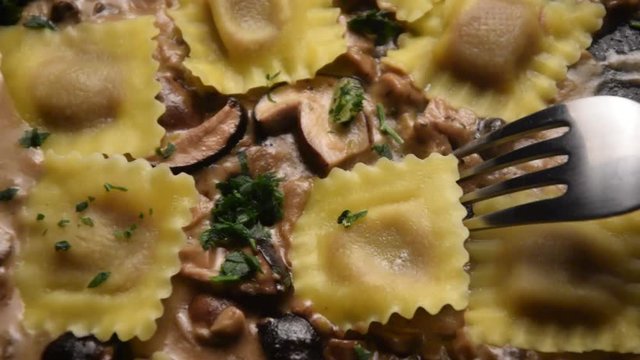 Ravioli con funghi Ravioles con setas Raviolo mit Pilzen ラビオリ、キノコ Ravioli cu with mushrooms ciuperci video med italian cuisine sounding svamp Cucina italiana 