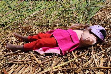 Bimba peruviana sull'isola galleggiante