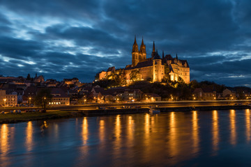 Obraz premium Meißen an der Elbe mit Burg, Dom und Schloss zur blauen Stunde