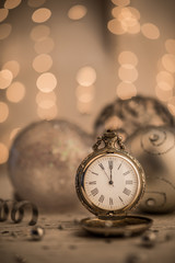 Obraz na płótnie Canvas Gold new year pocket watch over sparkling lights background