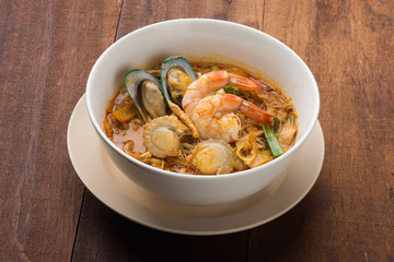 tom yam seafood noodle