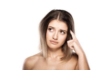 Fototapeta premium mylić piękna dziewczyna myśli