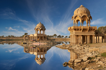 Temple de Gadi Sagar sur le lac Gadisar Jaisalmer, Inde.