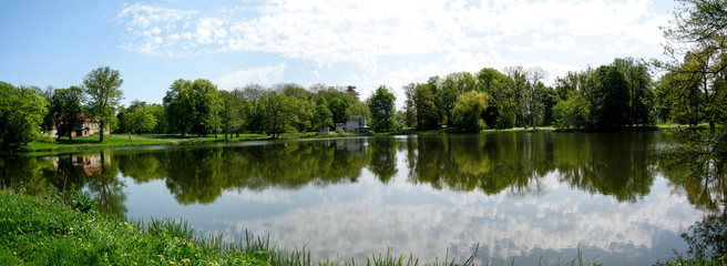 Fototapeta na wymiar Spiegelung im Wasser, Schwanenteich, Schlosspark Putbus