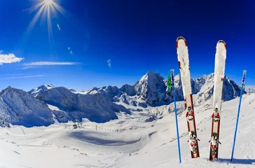Crédence de cuisine en verre imprimé Sports dhiver Ski en hiver, équipements de montagne et de ski de randonnée dans l& 39 arrière-pays au sommet des montagnes enneigées par beau temps. Tyrol du Sud, Solda en Italie.
